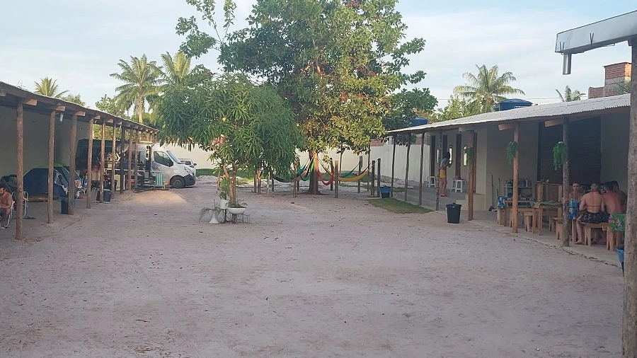 Hospedagem em camping no Universo Paralello 2026–2027 Hospedagem em barracas estruturadas no camping oficial do Universo Paralello 2026 na praia de Pratigi